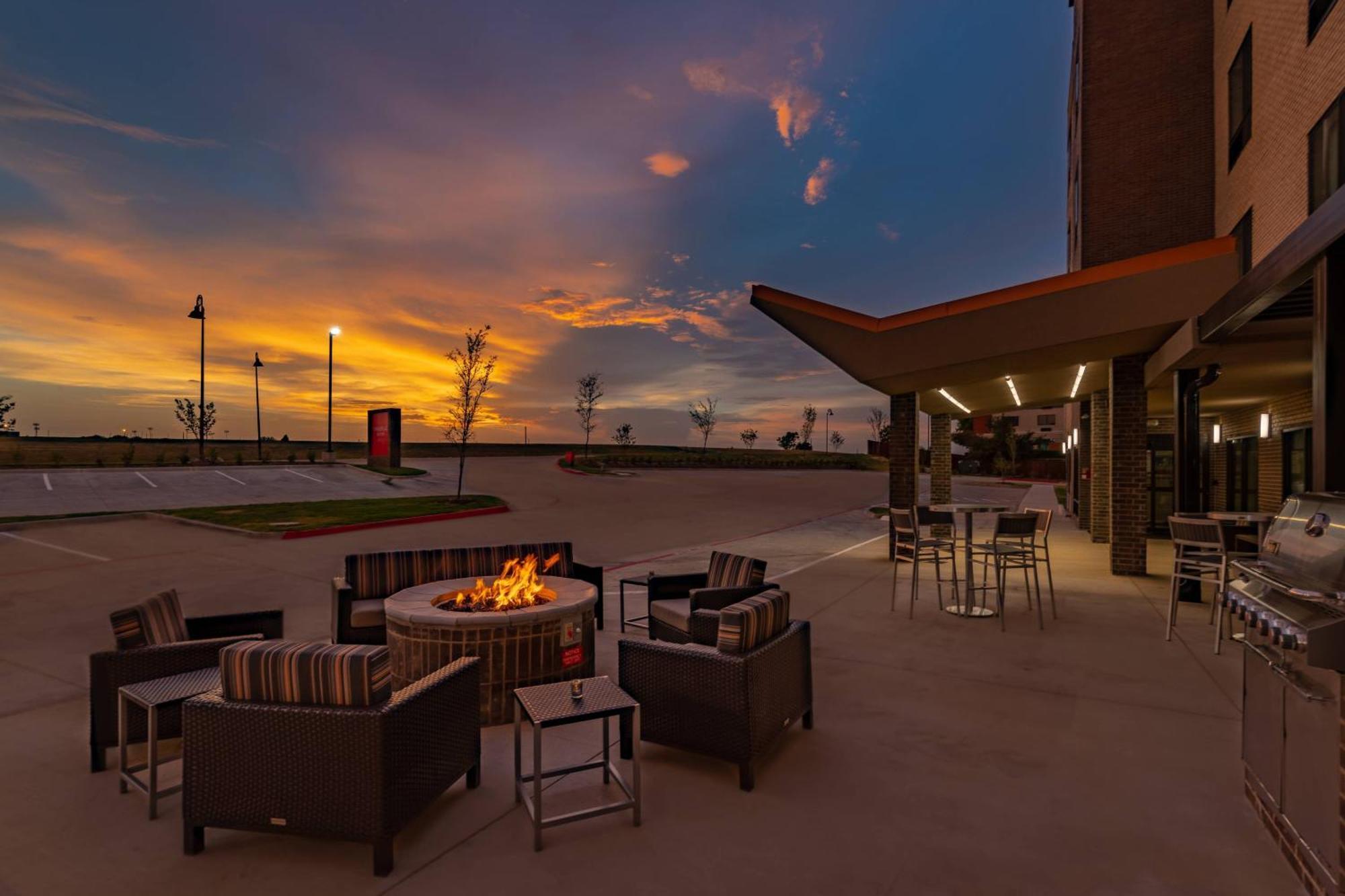 Towneplace Suites By Marriott Dallas מסקיט מראה חיצוני תמונה